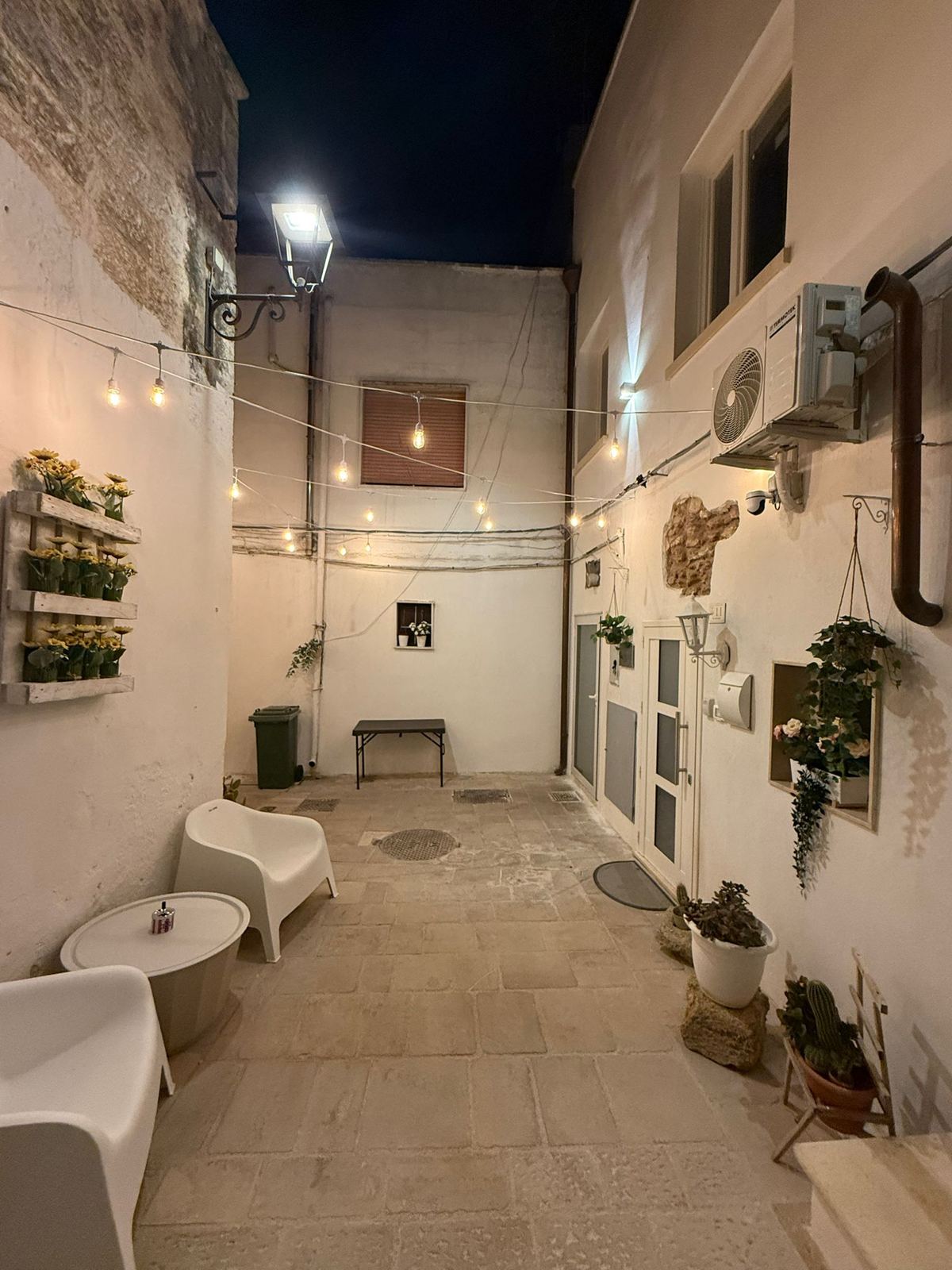 Corte esterna con luci dell'Agrimi B&B